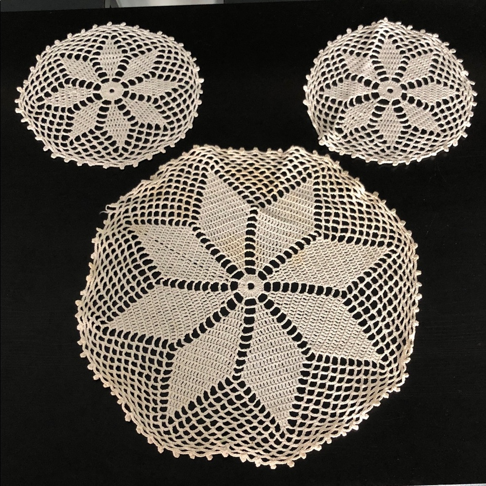 BUNDLE OF THREE VINTAGE CROCHET DOILIES - Picture 5 of 11